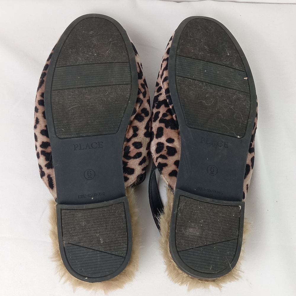 Place slippers. - Picture 8 of 8
